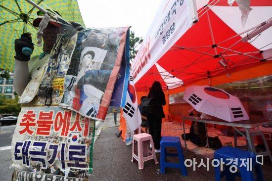 박근혜 전 대통령 2심 선고일인 24일 서울 서초동 법원삼거리에서 박 전 대통령 지지자가 무죄 석방 투쟁을 벌이고 있다. 박 전 대통령은 1심에서 징역 24년형에 벌금 180억 원을 선고받았다. /문호남 기자 munonam@