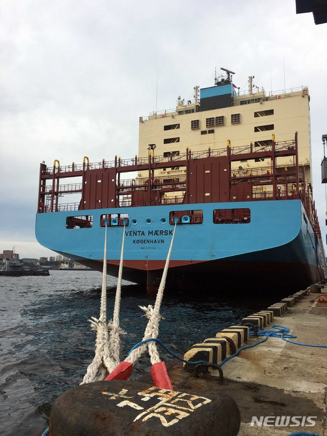 【부산=뉴시스】 하경민 기자 = 부산항만공사(BPA)는 세계 최초로 북극항로를 통과하는 대형 컨테이너 선박이 오는 27일 부산항 신항 한진터미널에서 출항한다고 24일 밝혔다.이번에 출항하는 선박은 세계 1위 선사인 머스크사(Maersk)의 내빙 선박 '벤타 머스크호'(3600TEU급)이다. 이 선박에는 20피트짜리 컨테이너 3600개를 한꺼번에 실을 수 있다. 2018.08.24. (사진=BPA 제공)yulnetphoto@newsis.com