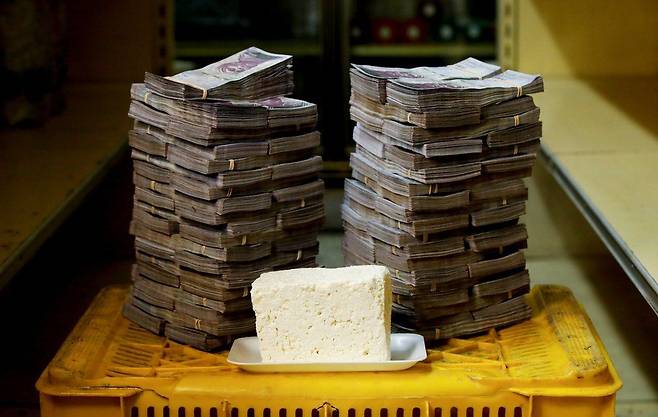 지난 20일은 국가 공휴일로 선포됐다. 인터넷 뱅킹도 몇 시간 중단됐고, 평가절하된 새 지폐가 발행됐다. 치즈 1㎏은 750만 볼리바르였다.