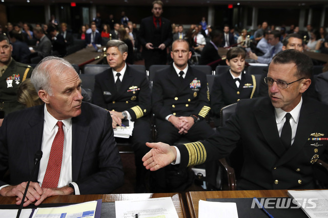 【워싱턴=AP/뉴시스】존 리처드슨 미 해군 참모총장(오른쪽)이 2017년 9월19일 상원 군사위원회 청문회에서 리처드 스펜서 해군장관이 경청하는 가운데 증언하고 있다. 리처드슨 총장은 24일 미 버지니아주 노퍽 기지에서 7년 전인 2011년 해체됐던 미 제2 함대를 부활시키면서 "제2 함대는 대서양에서의 미군의 전투 능력을 높여 해상 우세를 유지함으로써 미국의 안보와 번영에 기여할 것"이라고 강조했다. 2018.8.25