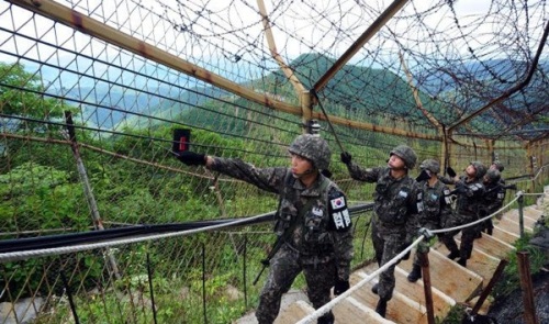 육군 장병들이 휴전선 일대 남방한계선 철책을 순찰하며 점검을 하고 있다. 연합뉴스