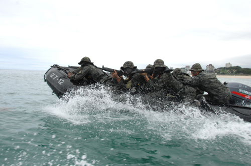 육군 특전사 대원들이 고무보트를 탄 채 해안에 접근하고 있다. 육군 제공