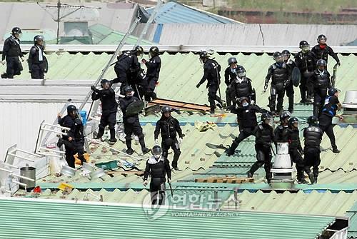 쌍용차 파업농성 당시 투입된 경찰 [연합뉴스 자료사진]