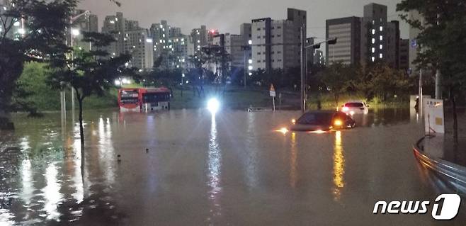 28일 오후 11시 35분쯤 김포시 운양동의 한 도로에서 차량들이 갑자기 내린 폭우에 침수됐다. (김포소방서제공)2018.8.29/뉴스1 © News1 정진욱 기자