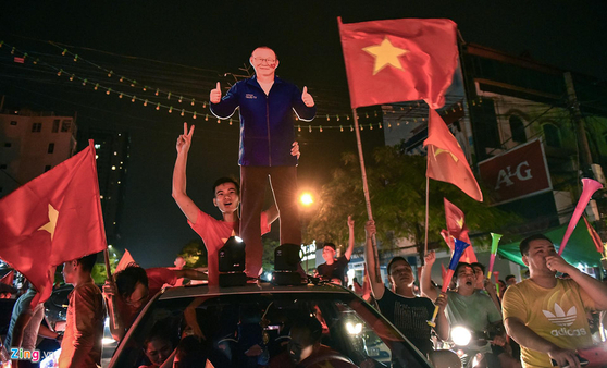 베트남 국민들은 아시안게임 4강에 진출하자 거리로 쏟아져나와 박항서 실물 크기 입간판을 들었다. [베트남 징 캡처]