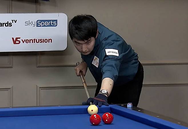 "내 4구 점수는 3쿠션 핸디 몇 점일까" 3쿠션에 재미를 붙여가는 4구 250~300점 동호인들에게 궁금한 소재일 것이다. 이를 MK빌리어드뉴스가 알아봤다. 사진은 지난해 "코리아당구왕" 왕중왕전 4구 결승에서 첫 이닝에 무려 521점을 뽑으며 우승해 화제가 된 이기범씨. (사진=빌리어즈TV 방송)