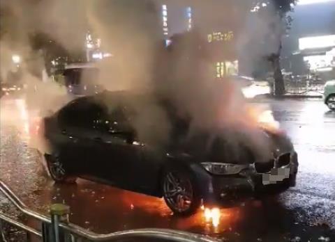 30일 새벽 서울 노원구 마들역 인근서 발생한 BMW 320i 차량 화재 모습. [독자 제공]