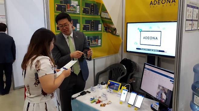 장기태 KAIST 교수가 어린이집 통학차량 안전 종합 솔루션인 아데오나 시스템을 설명하는 모습