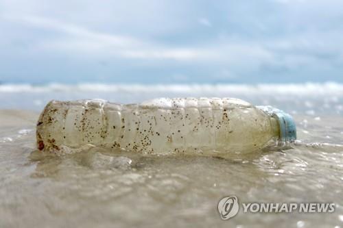 해변에 버려져 있는 플라스틱 쓰레기 [로이터=연합뉴스]
