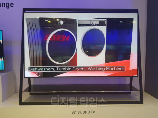 1일(현지시간) 독일 베를린에서 열린 IFA 2018에서 터키 가전업체인 베스텔이 98인치 8K LCD TV를 전시하고 있다. 삼성전자와 LG전자를 비롯해 샤프, 하이얼, TLC 등 중화권 가전업체들이 이번 행사에서 8K TV를 행사장 전면에 내세웠다.