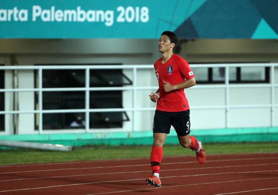 2018 자카르타-팔렘방 아시안게임 축구 한국-일본의 결승전이 1일 인도네시아 보고르 치비농 파칸사리 스타디움에서 열렸다. 황희찬이 연장 전반에 추가골을 넣은 후 달려가고 있다. 치비농=김성룡 기자