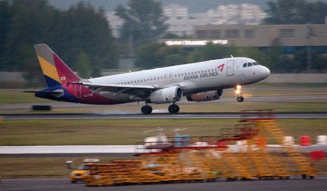 김포공항에 착륙하는 아시아나항공 A320 항공기. 바퀴가 땅에 닿는 순간에도 시속 250km 정도 속도로 앞으로 내달립니다.