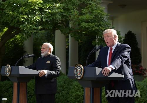 2017년 6월 도널드 트럼프 미국 대통령(오른쪽)과 나렌드라 모디 인도 총리의 정상회담 관련 모습. [신화=연합뉴스]