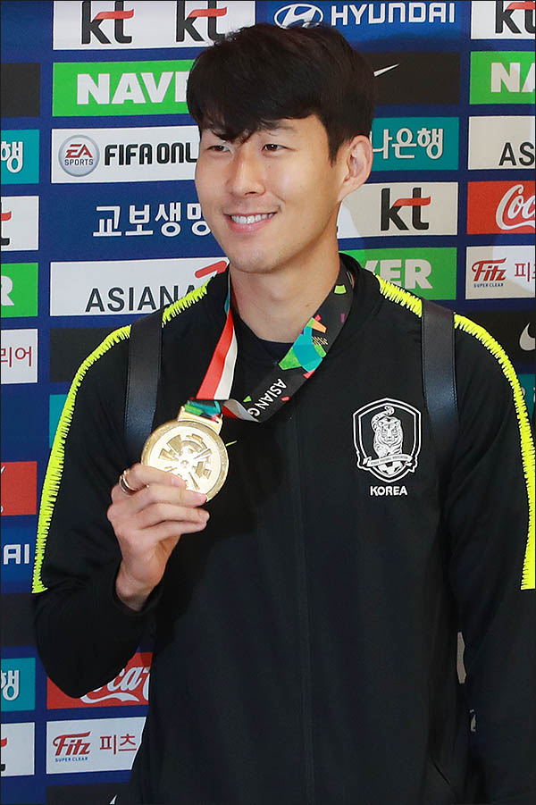 3일 오전 '2018 자카르타-팔렘방 아시안게임'에 참가했던 한국 남자축구대표팀의 손흥민이 인천국제공항을 통해 귀국해 금메달을 보여주고 있다. ⓒ데일리안 류영주 기자