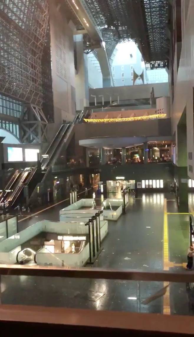 4일(현지시간) 태풍 ‘제비’ 때문에 일본 교토시 교토역 천장 일부가 떨어져 내렸다. 로이터연합뉴스