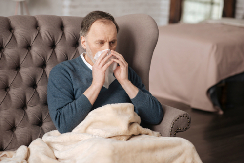 노인들은 감기로 인한 합병증도 우려돼 독감 예방접종 등 환절기 건강관리에 더 신경써야 한다.