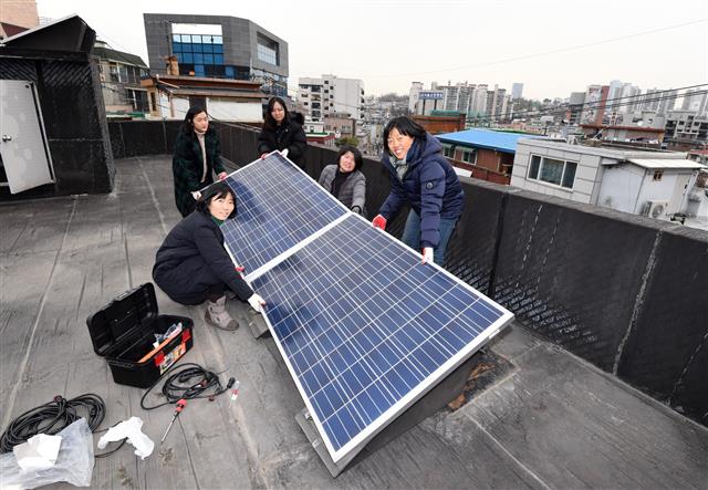 에너지자립마을 ‘성대골’ 주민들이 건물 옥상에 미니 태양광을 설치하고 있다. 성대골 에너지자립마을 제공