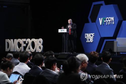 문정인 '갈등을 넘어서 평화와 협력으로' (서울=연합뉴스) 강민지 기자 = 5일 오후 서울 마포구 상암동 MBC공개홀에서 열린 '보이는 미래 컨퍼런스 2018'에서 문정인 청와대 외교안보특보가 '갈등을 넘어서 평화와 협력으로: 동북아 공동체의 미래'를 주제로 기조연설을 하고 있다. mjkang@yna.co.kr (끝)