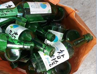 지난해 1월 빈 병 보증금이 인상되면서 편의점에 빈 병을 들고 가는 사람들이 늘고 있다. / 인터넷 커뮤니티 캡처