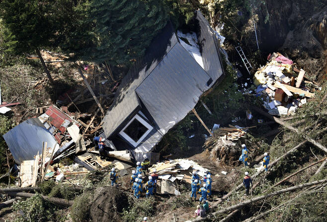 일본 경찰수색대가 6일 홋카이도 아쓰마 지역에서 산사태로 무너진 주택을 살피고 있다. [교토=연합뉴스]