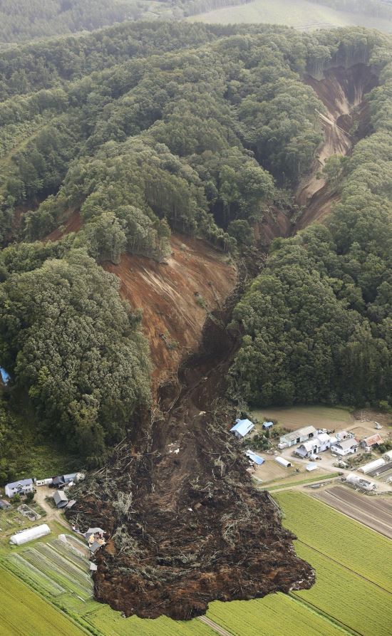 6일 새벽 3시 8분께 규모 6.7의 지진이 홋카이도(北海道)를 강타했다. 사진은 지진으로 아쓰마에서 산사태가 발생한 모습. 산의 일부분이 무너져 내리면서, 아래 쪽에 있던 집들을 덮쳤다. AP뉴시스