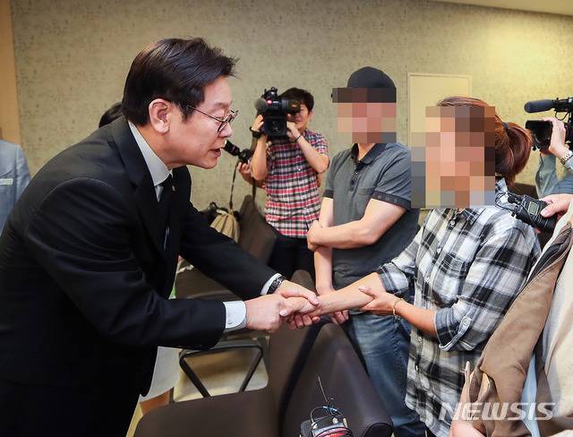 【수원=뉴시스】박다예 기자 = 이재명 경기도지사는 5일 오후 경기 화성시 한림대학교 동탄성심병원 장례식장에서 삼성전자 기흥사업장 이산화탄소 누출 사고 부상자 가족들을 만나고 있다. 2018.09.05 (사진 = 경기도 제공) photo@newsis.com