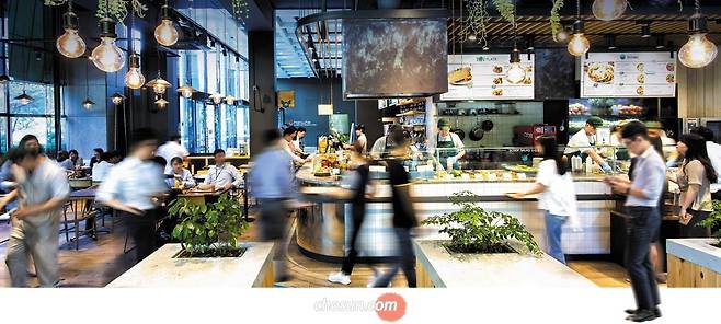 지난달 31일 서울 여의도 샐러드 전문점 ‘피그인더가든’. 점심으로 샐러드를 먹는 직장인들로 붐비고 있다. /이신영 영상미디어 기자