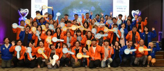 6일 서울 명동 은행회관에서 열린 ‘국민참여 사회문제해결 프로젝트-국민해결2018’의 '시작의 날' 행사에서 국민연구자 다함께 모여 화이팅을 외치고 있다.