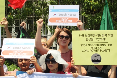 석탄화력을 위한 협상 중단하라[방콕=연합뉴스] 파리 기후변화협정 이행 세부 지침 마련을 위한 추가 협상이 열리는 태국 방콕에서 아시아 환경단체 활동가들이 한국의 석탄화력 발전 사업 및 수출을 중단하라고 요구했다.