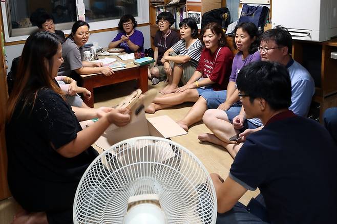 지난 8월28일 공부방의 공동체 가족들이 모여 정기 회의(매주 화요일 저녁)를 하고 있습니다. 인천/강재훈 선임기자 khan@hani.co.kr