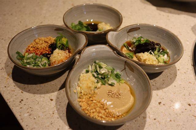 각종 소스는 훠궈의 맛에 풍미를 더해준다. 잇쎈틱 제공.