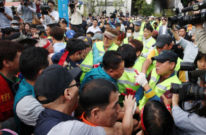 지난 6일 서울 동작구 노량진 수산시장에서 구 시장 상인들이 수협의 명도집행을 막아서면서 법원 집행관들과 충돌하고 있다./연합뉴스
