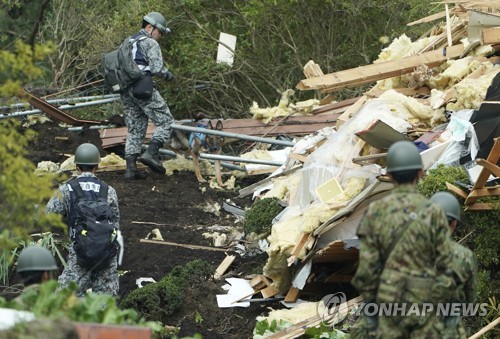 일본 구조·복구작업에 동원된 자위대원 [AP=연합뉴스 자료사진]