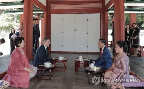 초가을, 창덕궁 영화당에 앉아 환담하는 한-인니 정상 (서울=연합뉴스) 배재만 기자 = 문재인 대통령 내외와 조코 위도도 인도네시아 대통령 내외가 10일 오전 창덕궁 영화당에서 환담을 나누고 있다. scoop@yna.co.kr (끝)