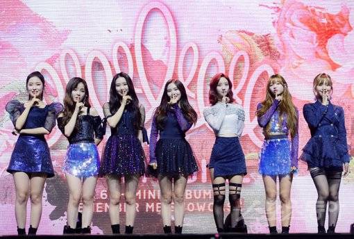 걸그룹 오마이걸이 10일 서울 광장동 예스24 라이브홀에서 열린 여섯 번째 미니앨범 ‘리멤버 미’ 발매 기념 쇼케이스에서 포즈를 취하고 있다. 왼쪽부터 아린, 승희, 지호, 효정, 비니, 유아, 미미. 김진환 기자 kwangshin00@donga.com