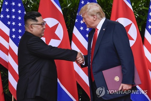 악수하는 미 트럼프 대통령과 북 김정은 국무위원장 (AP Photo/Susan Walsh, Pool)