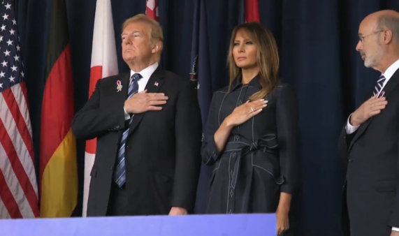 도널드 트럼프 미국 대통령과 그의 부인 멜라니아 여사가 2018년 9월 11일 펜실베이니아주 샹크스빌에서 열린 9·11 테러 17주기 추모식에 참석하고 있다. / 백악관