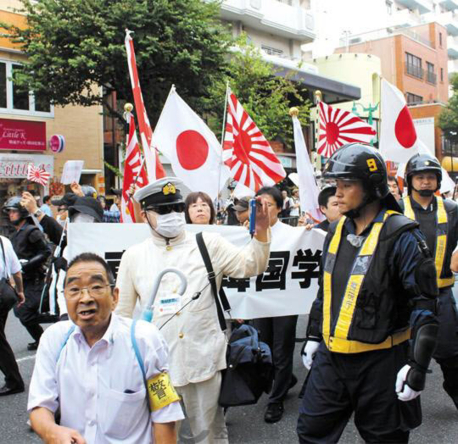 2014년 9월 ‘재일특권을 용납하지 않는 모임(재특회)’ 회원들이 일본 도쿄 대로에서 “한국인은 나가라” 등의 구호를 외치며 행진하고 있다./조선DB
