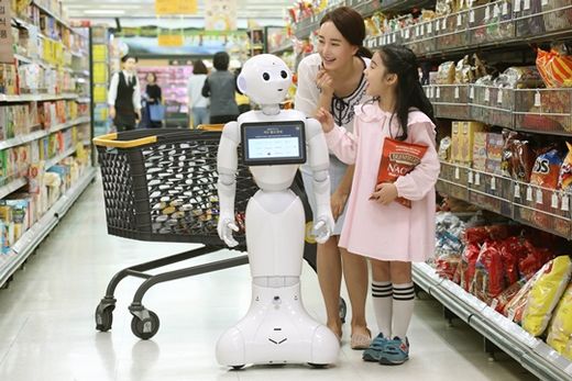 이마트 성수점 수입 식품 코너에서 쇼핑 도우미로 시범 운영되고 있는 휴머노이드 로봇 '페퍼'. /신세계 제공