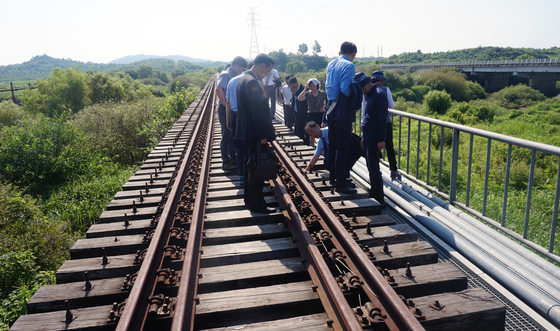남북 철도 공동 점검단이 지난 7월 24일 경의선 철도 연결구간에 대한 공동 점검을 진행했다. / 사진 = 뉴스1