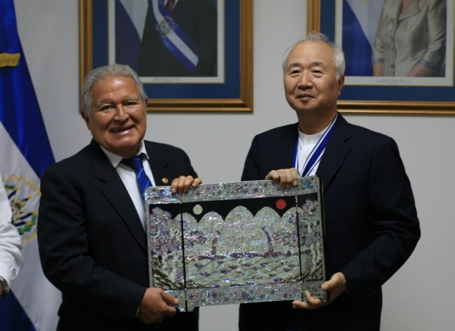 이승헌 글로벌사이버대학교 총장이 호세 시메온 까냐스 상을 수상하고 산체스 세렌 엘살바도르 대통령과 기념사진을 찍고 있다.