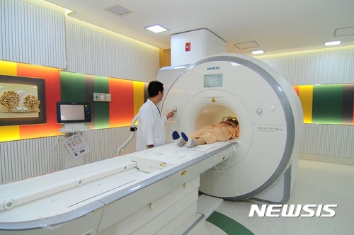 보건복지부가 다음달 1일부터 뇌질환 등 MRI 검사에 건강보험을 적용한다. 사진은 경북 포항의 한 병원에서 지난해 도입한 최신 MRI 장비. (사진 = 뉴시스DB) photo@newsis.com