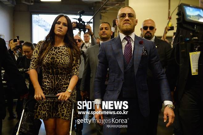 ▲ 코너 맥그리거(오른쪽)는 여자친구 디 데블린에게 늘 고마운 마음뿐이라고 말한다.