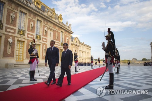 베르사유 궁전을 함께 걷는 에마뉘엘 마크롱 프랑스 대통령과 나루히토 일본 왕세자  [AFP=연합뉴스]