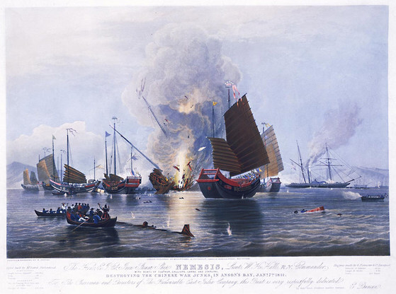 제1차 아편전쟁(1839~42)이 한창이던 1841년 1월 7일, 동인도회사가 만든 철제 증기선 네메시스호(그림의 오른쪽)가 청나라 범선 15척을 궤멸시키고 있다. [사진제공=글항아리]
