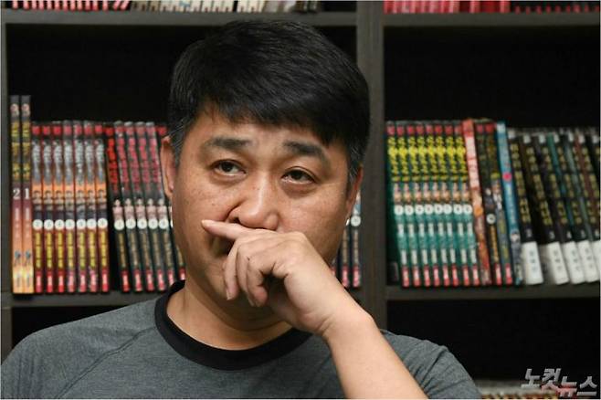 '트레이싱' 논란이 인 웹툰 ‘고교생활기록부’ 만화가 김성모 씨가 10일 오후 경기도 부천 자신의 화실에서 CBS노컷뉴스와 인터뷰를 갖고 있다. 그는 이번 트레이싱 논란의 모든 책임은 자신에게 있다고 말했다. (사진=황진환 기자)