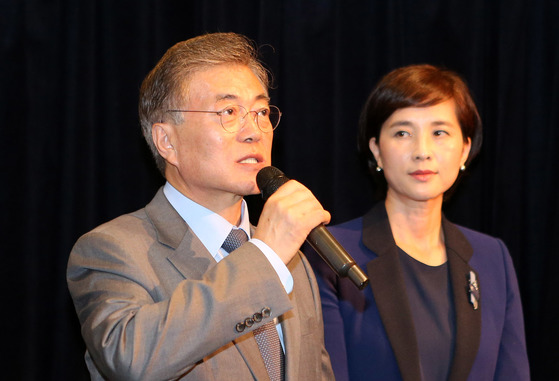 2015년 새정치민주연합 대표였던 문재인 대통령이 유은혜 의원과 함께 참여한 행사에서 청년일자리 확보를 위한 법 제정을 계획을 발표하고 있다. [중앙포토]