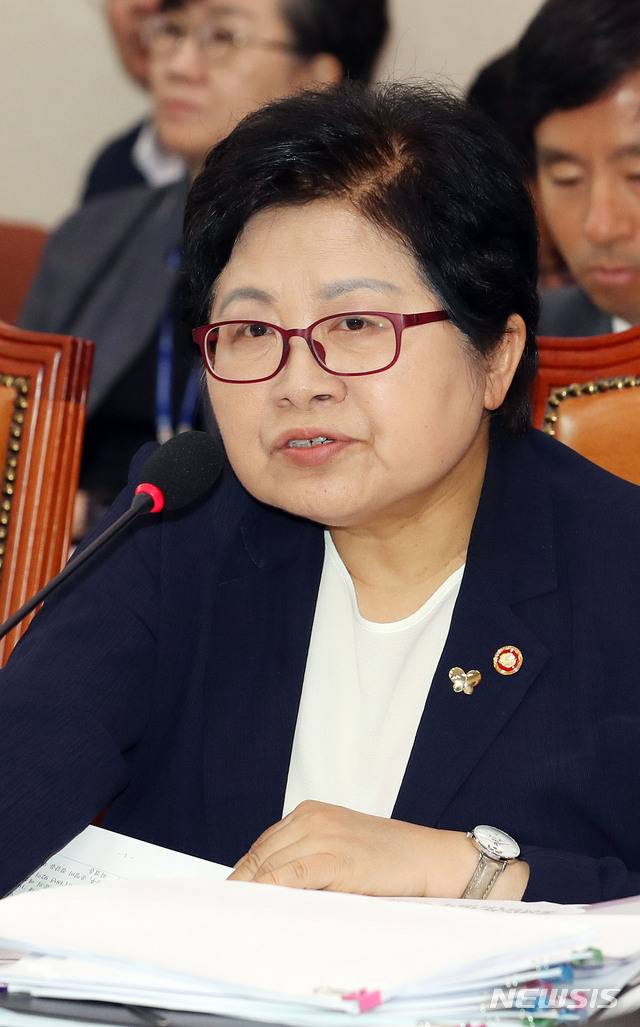 【서울=뉴시스】이종철 기자 = 21일 오전 서울 여의도 국회에서 열린 여성가족위원회 전체회의에 출석한 여성가족부 정현백 장관이 답변을 하고 있다. 2018.08.21. jc4321@newsis.com