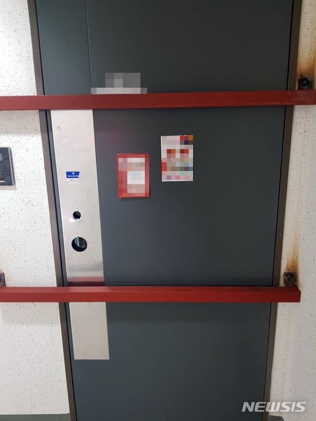 【광주=뉴시스】변재훈 기자 = 광주 한 재건축조합 아파트에서 입주예정자와 시공사가 갈등을 빚고 있는 가운데 지난 14일 시공사가 계약해지를 통보한 입주예정자의 출입을 막기 위해 일부 현관문에 철근을 설치했다. 2018.09.16. (사진=광주 서구의회 김태진 의원 제공)photo@newsis.com