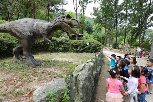 이천 '공룡 수목원'을 찾은 유아들이 티라노사우루스를 만났다. (성연재 기자)